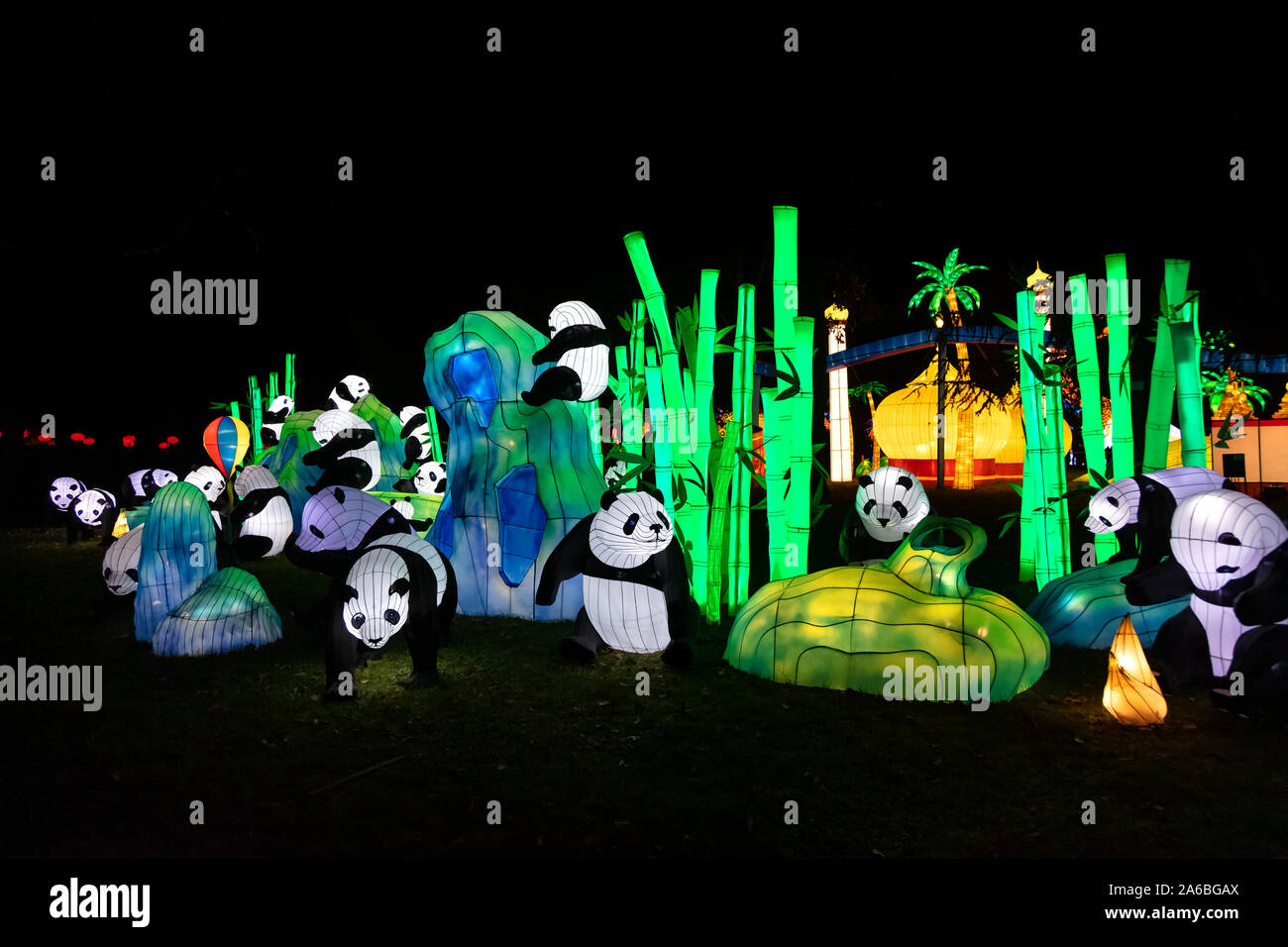 Chinese lantern festival panda hi-res stock photography and images - Alamy