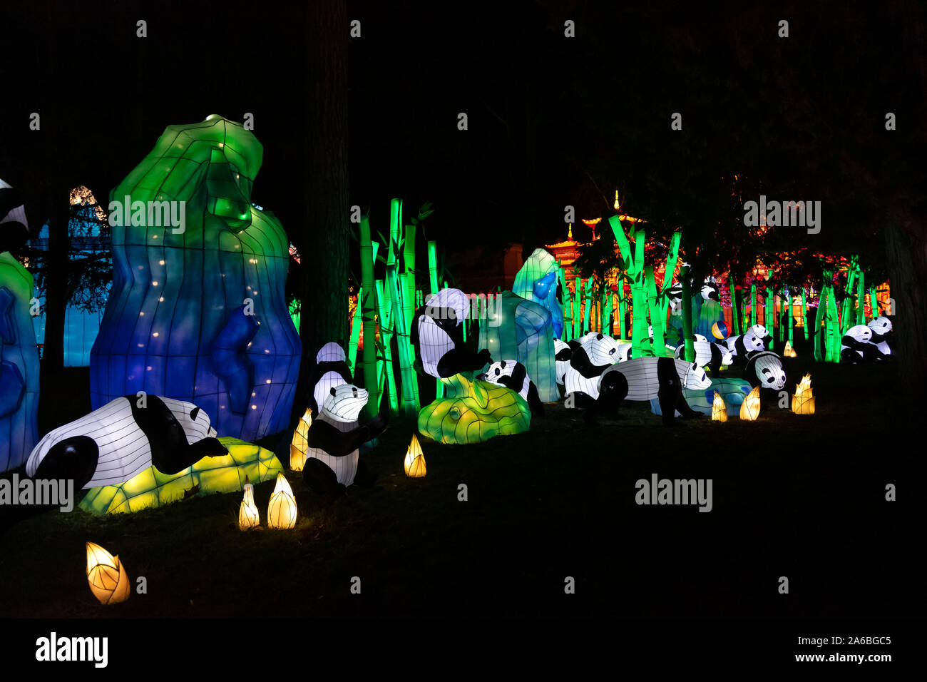 Chinese lantern festival panda hi-res stock photography and images - Alamy