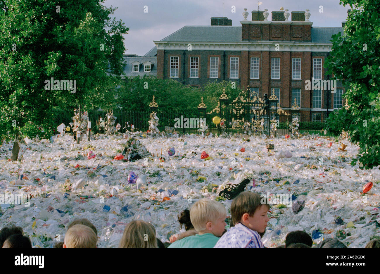 Flowers and mourners outside Kensington Palace in the days following the funeral of Princess Diana, in London, England, September 1997. Stock Photo