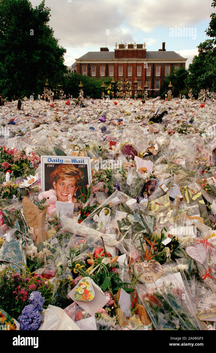 Flowers and mourners outside Kensington Palace in the days following the funeral of Princess Diana, in London, England, September 1997. Stock Photo