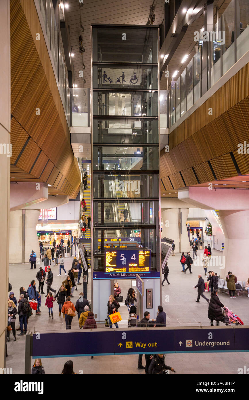 Central concourse / lobby area with passengers and commuters of London Bridge railway station with a glass lift shaft central in the image. London Bridge, London. UK (105) Stock Photo