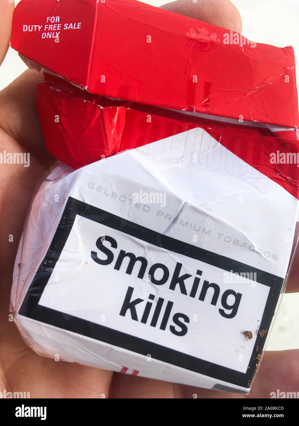 Par contre le tabac à rouler en paquet de Marlboro t30 prises sur fond  blanc Photo Stock - Alamy