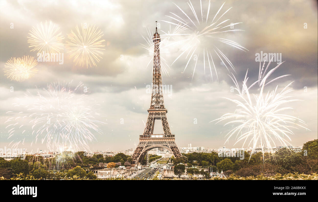 celebrating the New Year in Paris Eiffel tower with fireworks Stock Photo Alamy