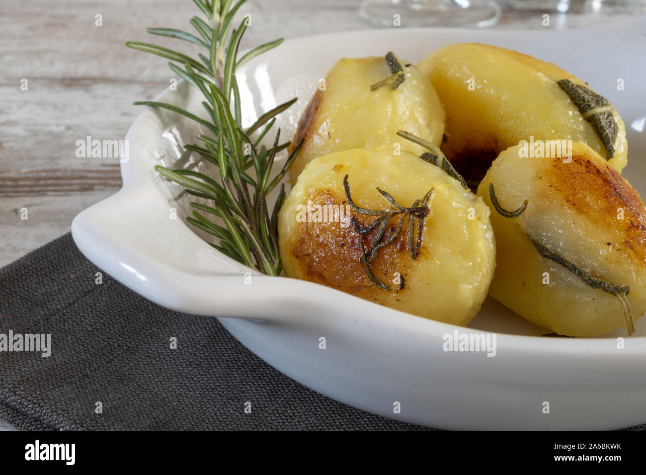 patate arrosto nel piatto ovale primissimo piano Stock Photo