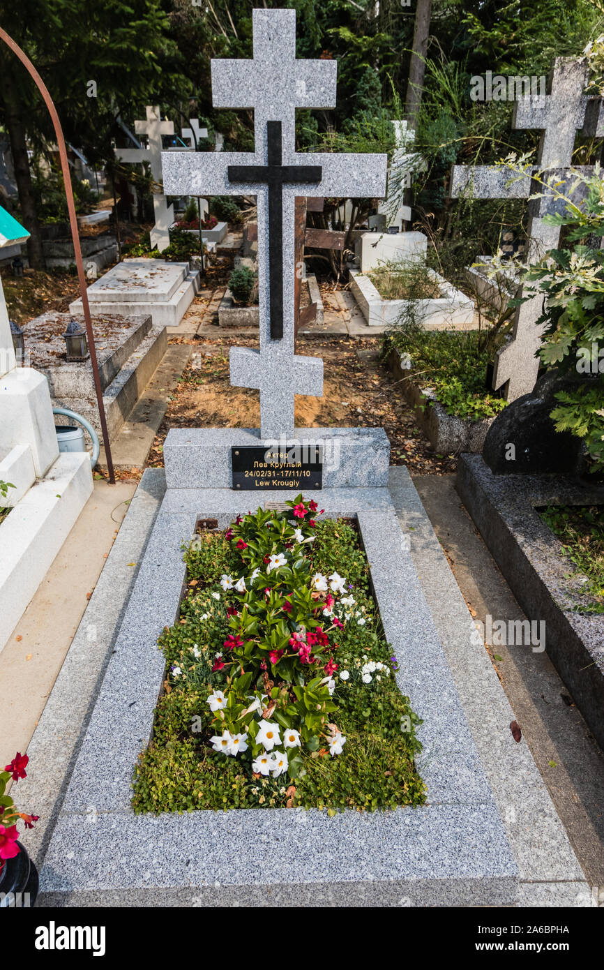 A grave tomb of Lev Krugly, a Soviet and French actor, in the Russian Orthodox Cemetery off Sainte-Genevieve-des-Bois, France Stock Photo
