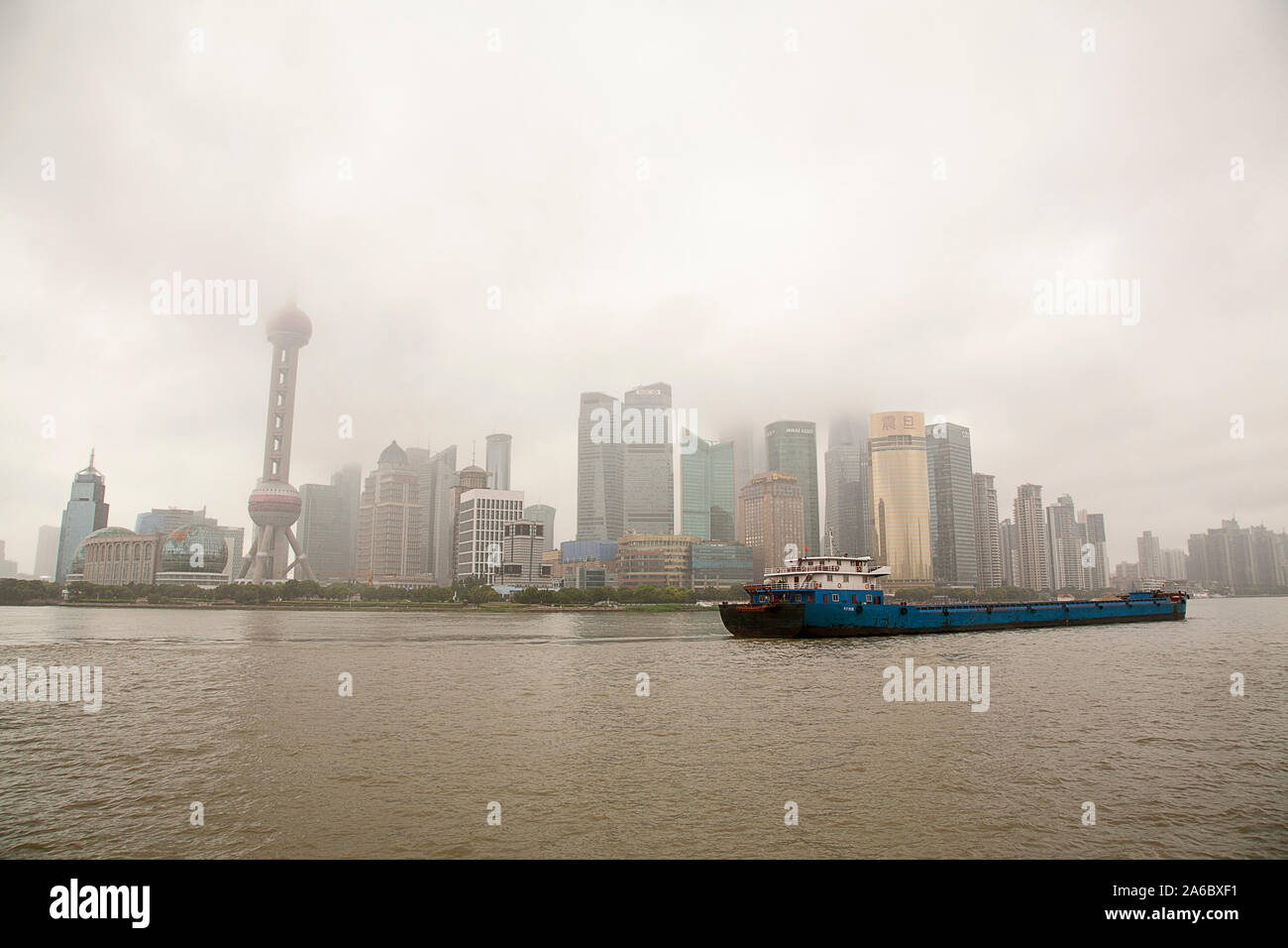 Shanghai skyscrapers across huangpu river hi-res stock photography and ...