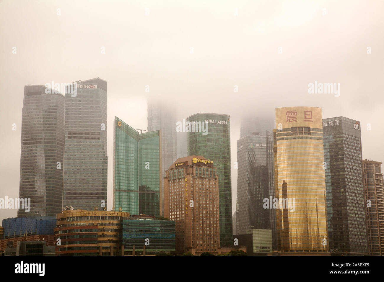 Shanghai skyscrapers across huangpu river hi-res stock photography and ...