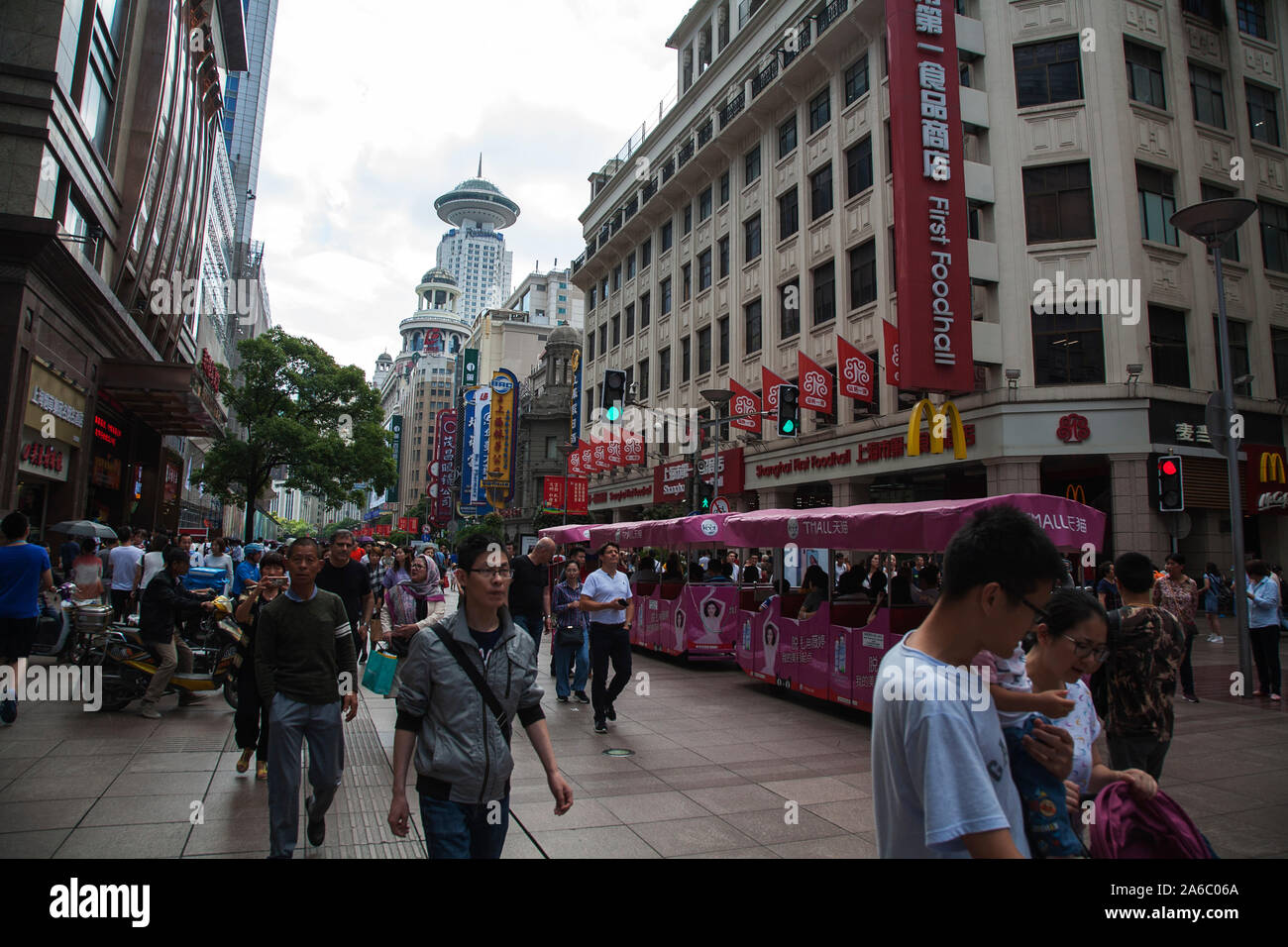 Shanghai china tourists shopping hi-res stock photography and images ...