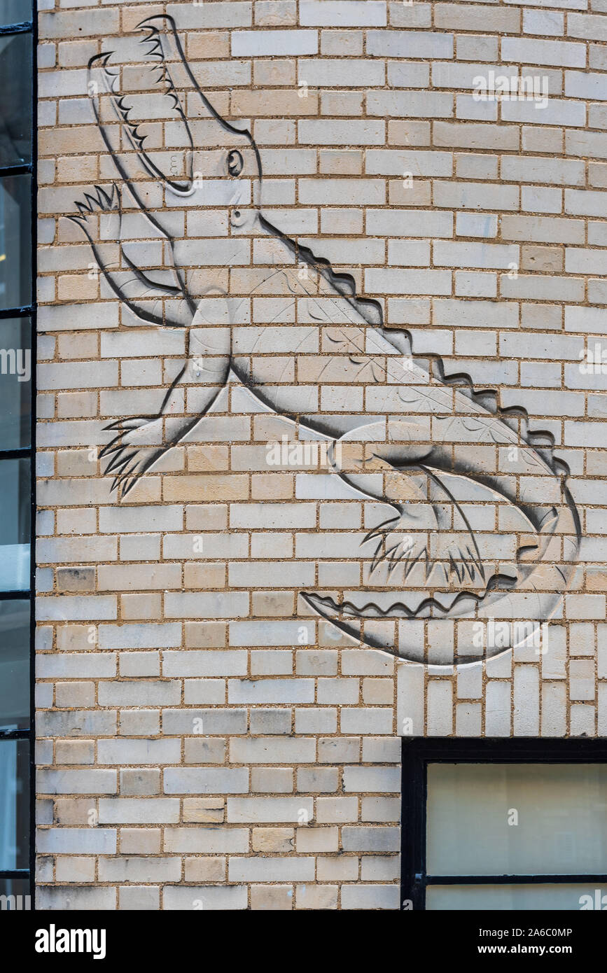 Crocodile Engraving by Eric Gill on the Mond Building, University of Cambridge. 1933 Art Deco style building, bequest Ludwig Mond. Arch: H C Hughes Stock Photo