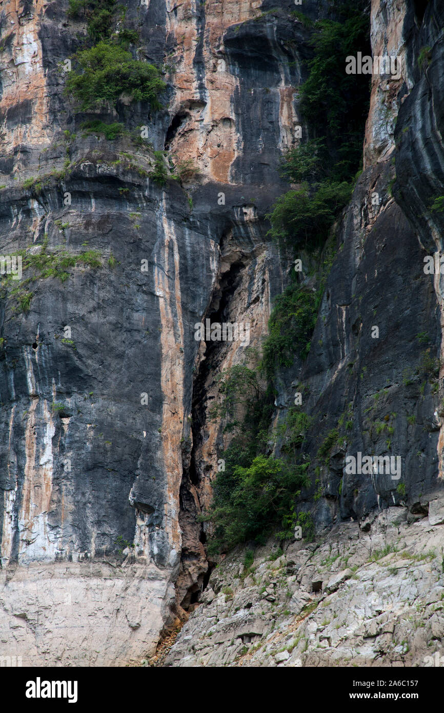 Hanging coffins on cliff side - Shennong Stream Yangtze River Tributary China Stock Photo