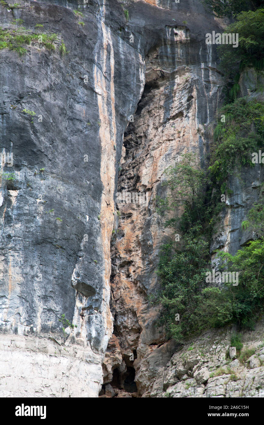 Hanging coffins on cliff side - Shennong Stream Yangtze River Tributary China Stock Photo