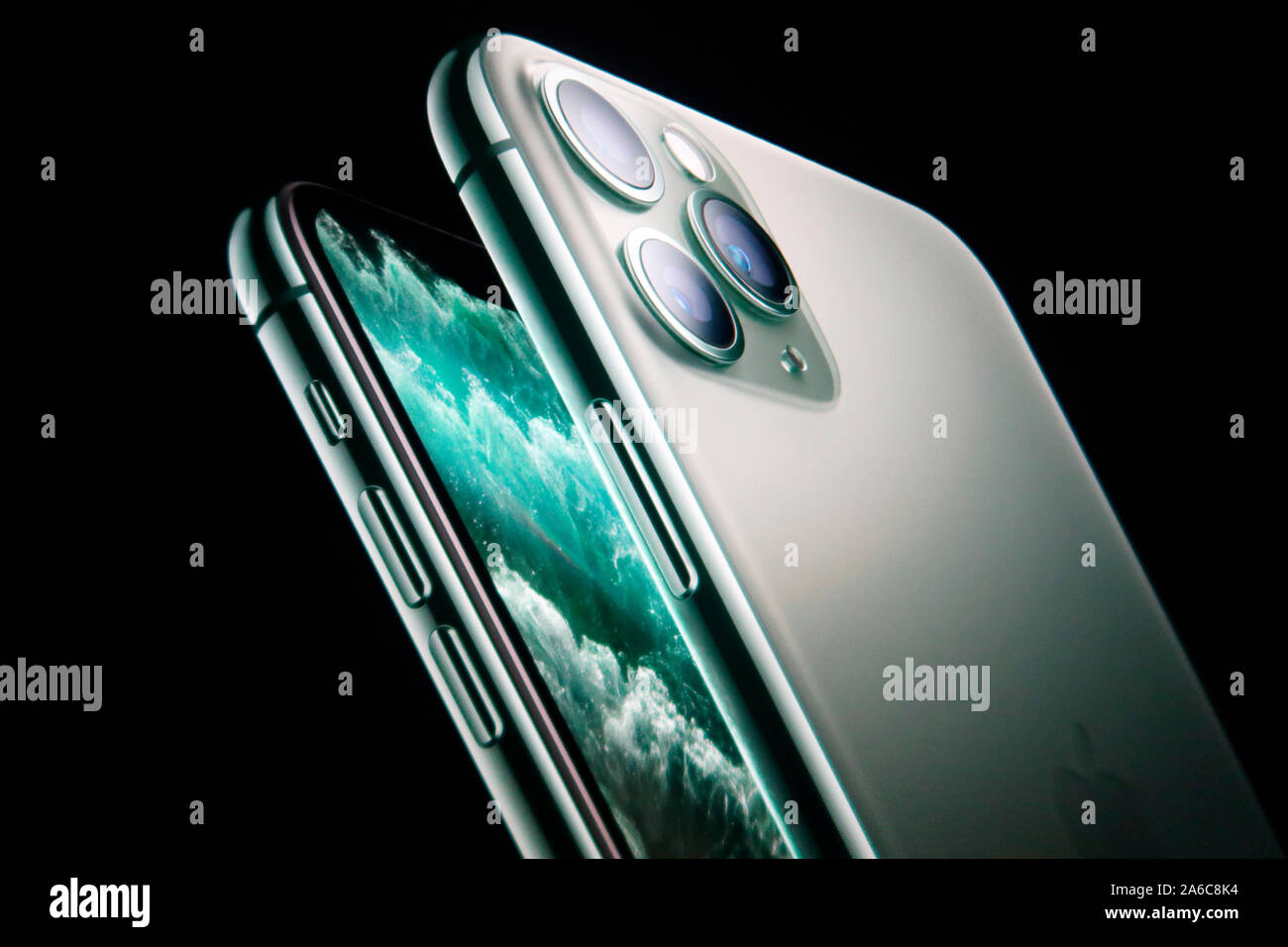 Iphone 11 pro hires stock photography and images Alamy