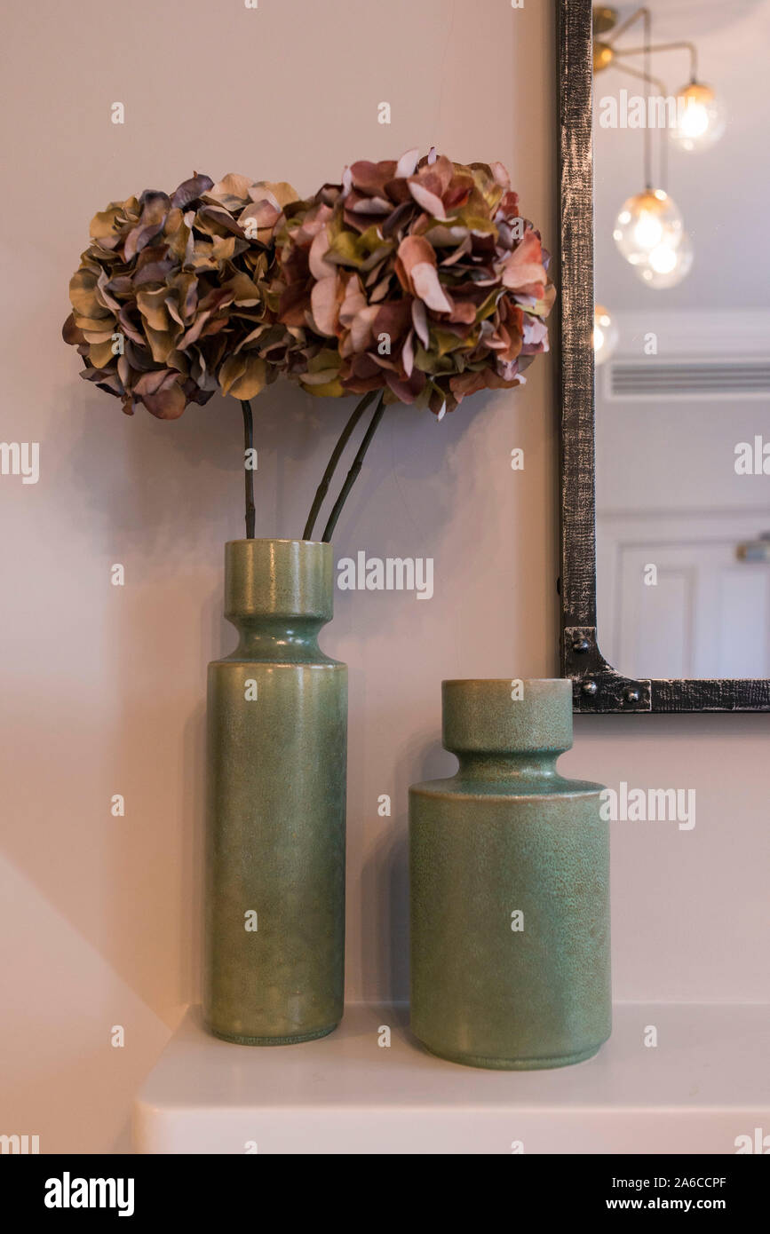 Mantle piece hi-res stock photography and images - Alamy