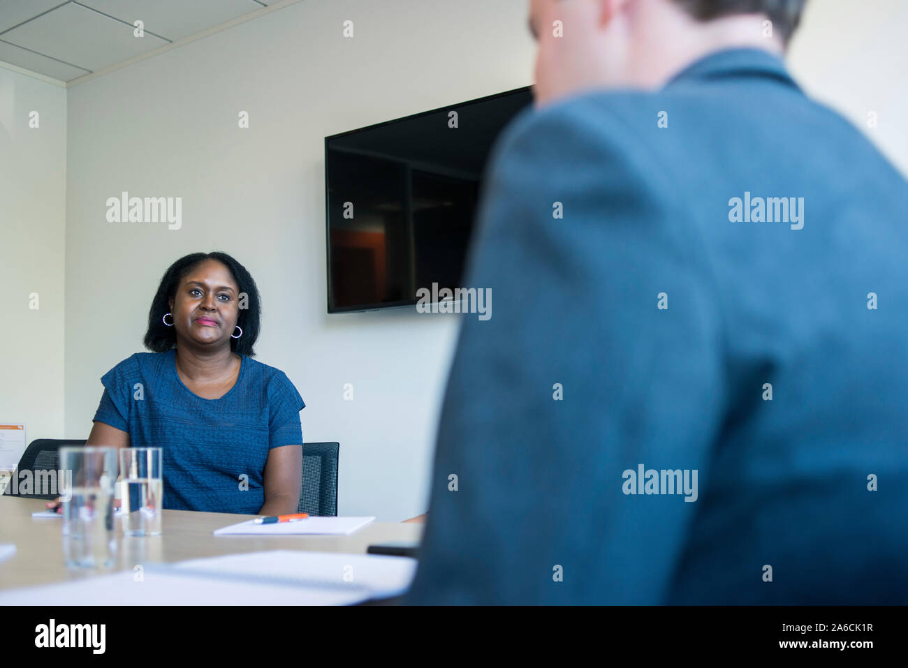 Modern black office woman hi-res stock photography and images - Alamy