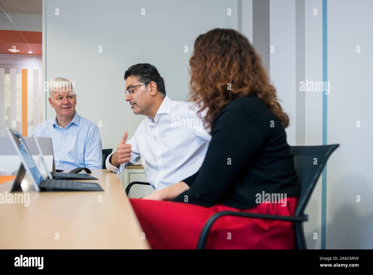 Two men around a meeting room table hi-res stock photography and images ...