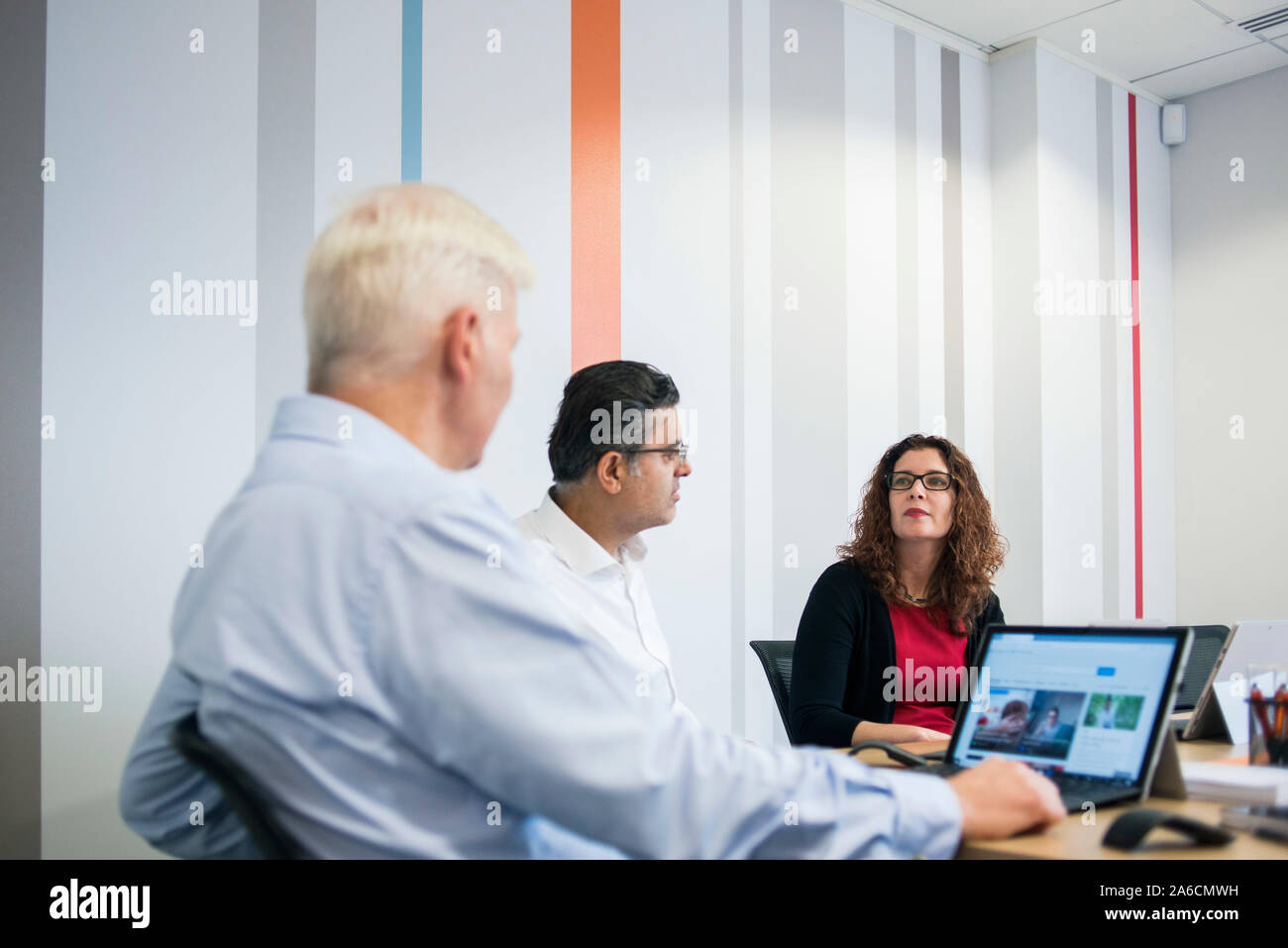 Two men around a meeting room table hi-res stock photography and images ...