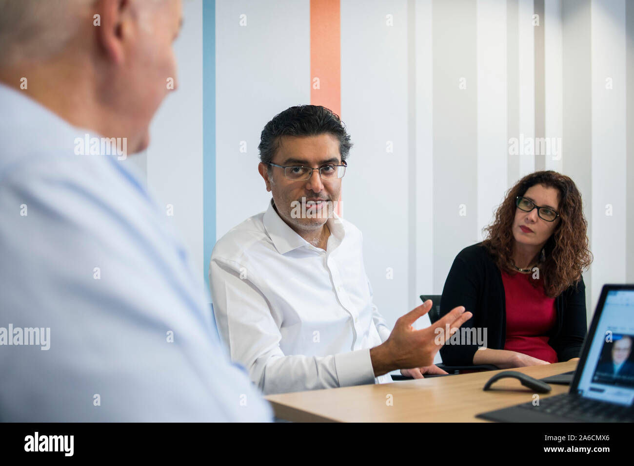 Two men around a meeting room table hi-res stock photography and images ...