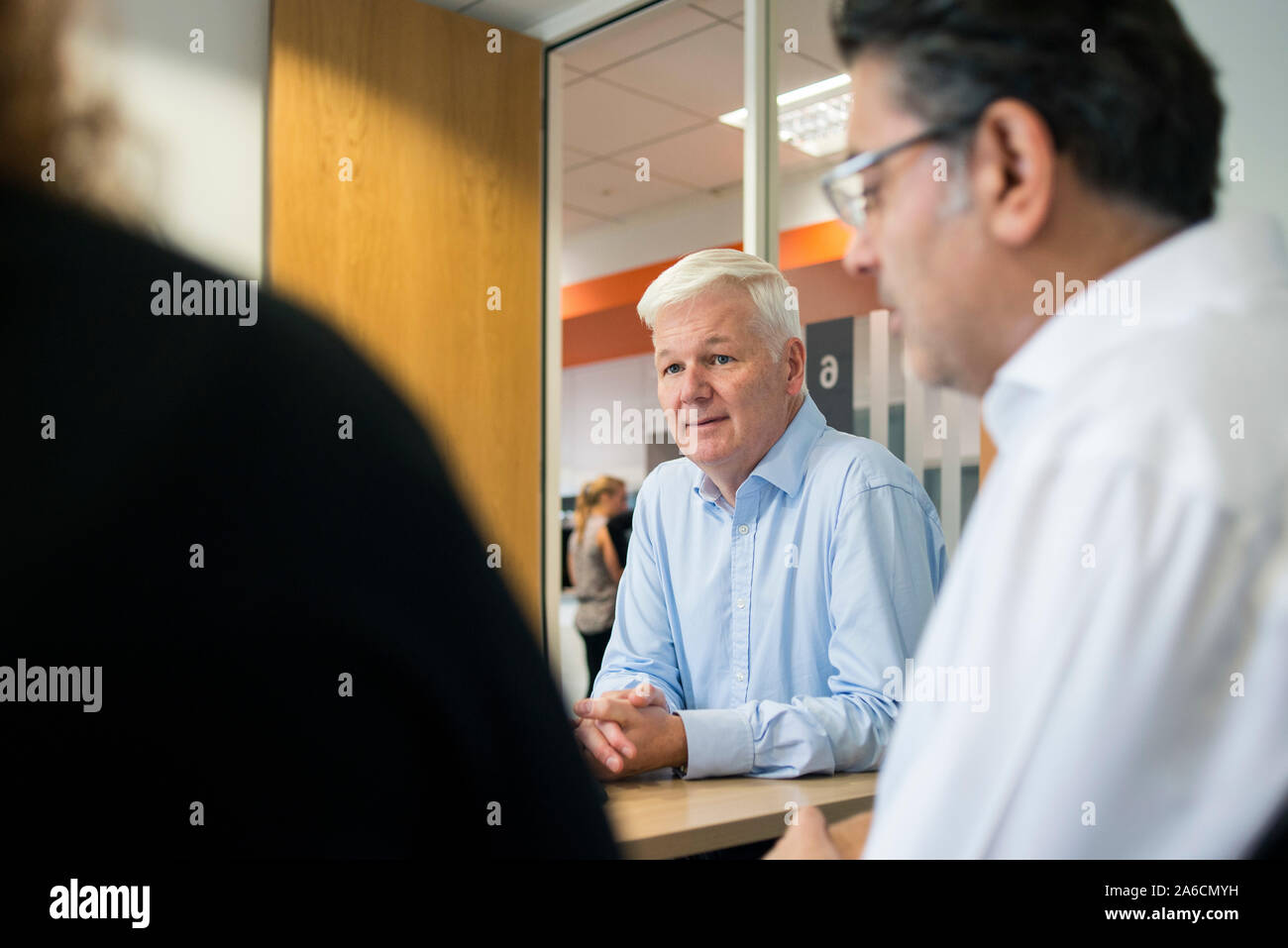 Two men around a meeting room table hi-res stock photography and images ...
