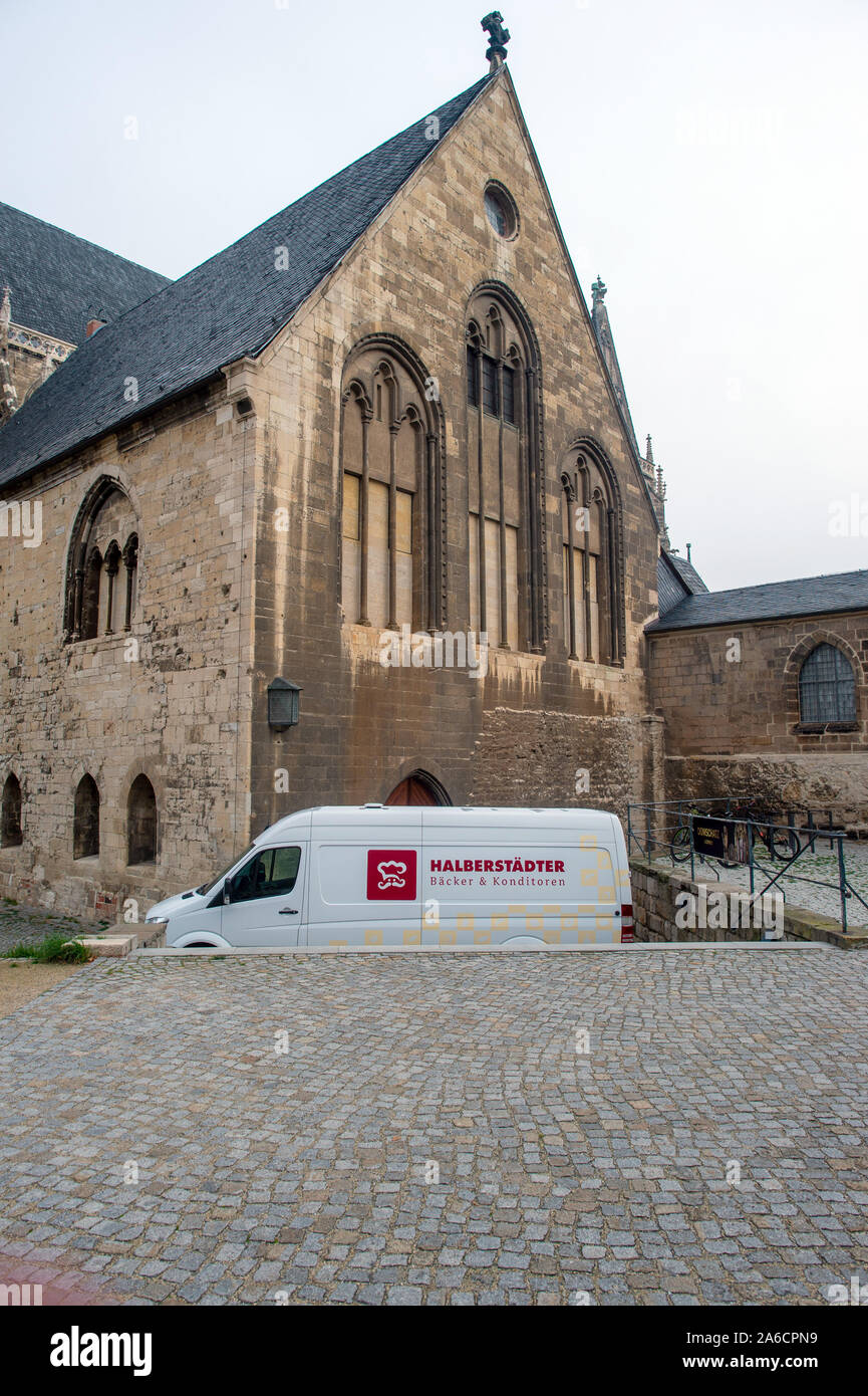 24 October 2019, Saxony-Anhalt, Halberstadt: A delivery van of the Halberstadt bakers and confectioners stands in front of the Halberstadt cathedral. In the morning about 2,500 tunnels had been stored in the Remter cellar of the cathedral. The bread-like cake covered with icing sugar is to be stored in the Remter cellar of the cathedral in the coming weeks and matured in the constant climate of the vault. The Halberstadt cathedral gallery will be cut on 30 November 2019 in the cathedral during a devotion. Photo: Klaus-Dietmar Gabbert/dpa-Zentralbild/ZB Stock Photo