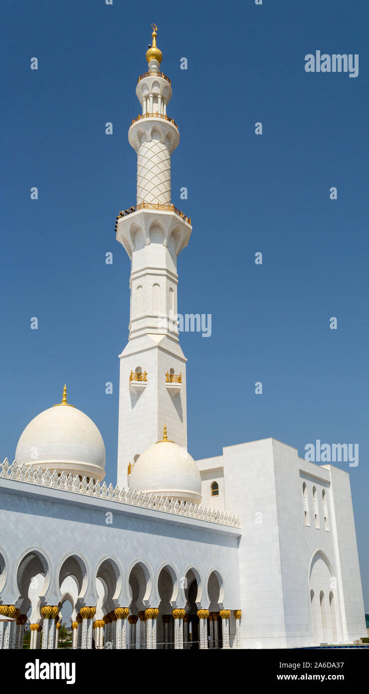 View of one of the four 107 meters high minaret in combined Mamluk, Ottoman and Fatimid styles, of the Sheikh Zayed Grand Mosque in Abu Dhabi, UAE Stock Photo