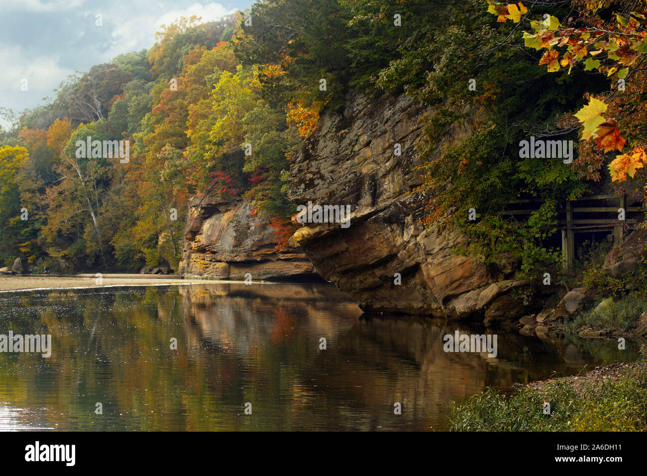 Sandstone cliffs dipping into Sugar creek at Turkey Run state park in Indiana Stock Photo