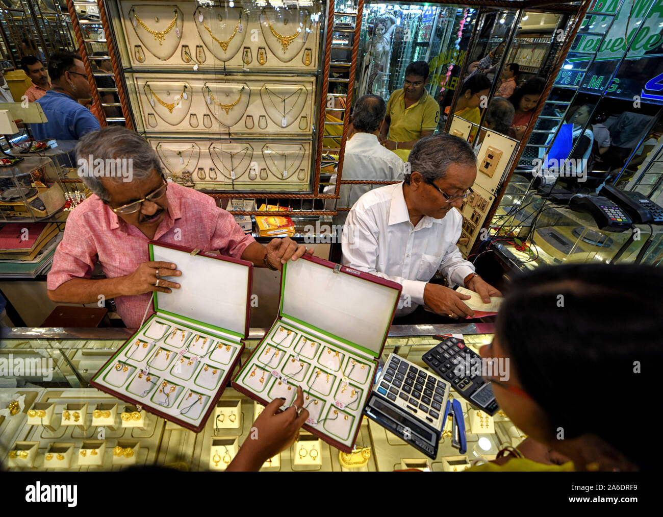 Gold jewellery india hi-res stock photography and images - Alamy