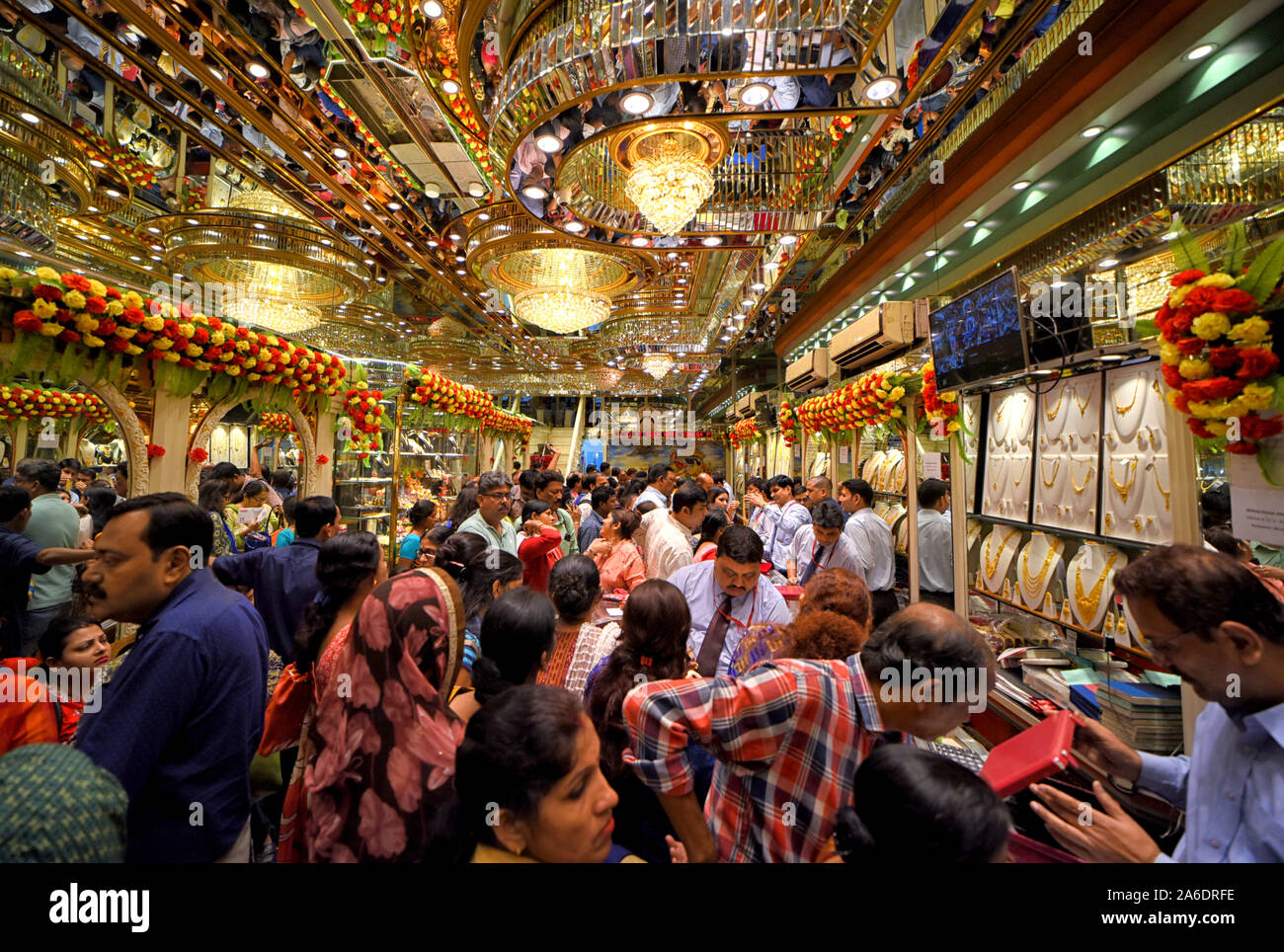 Kolkata, India. 25th Oct, 2019. A Jewellery shop in Kolkata is crowded with  buyers during the Auspicious Dhanteras Festival day.Dhanteras is the most  auspicious occasion for buying gold as per Hindu mythology
