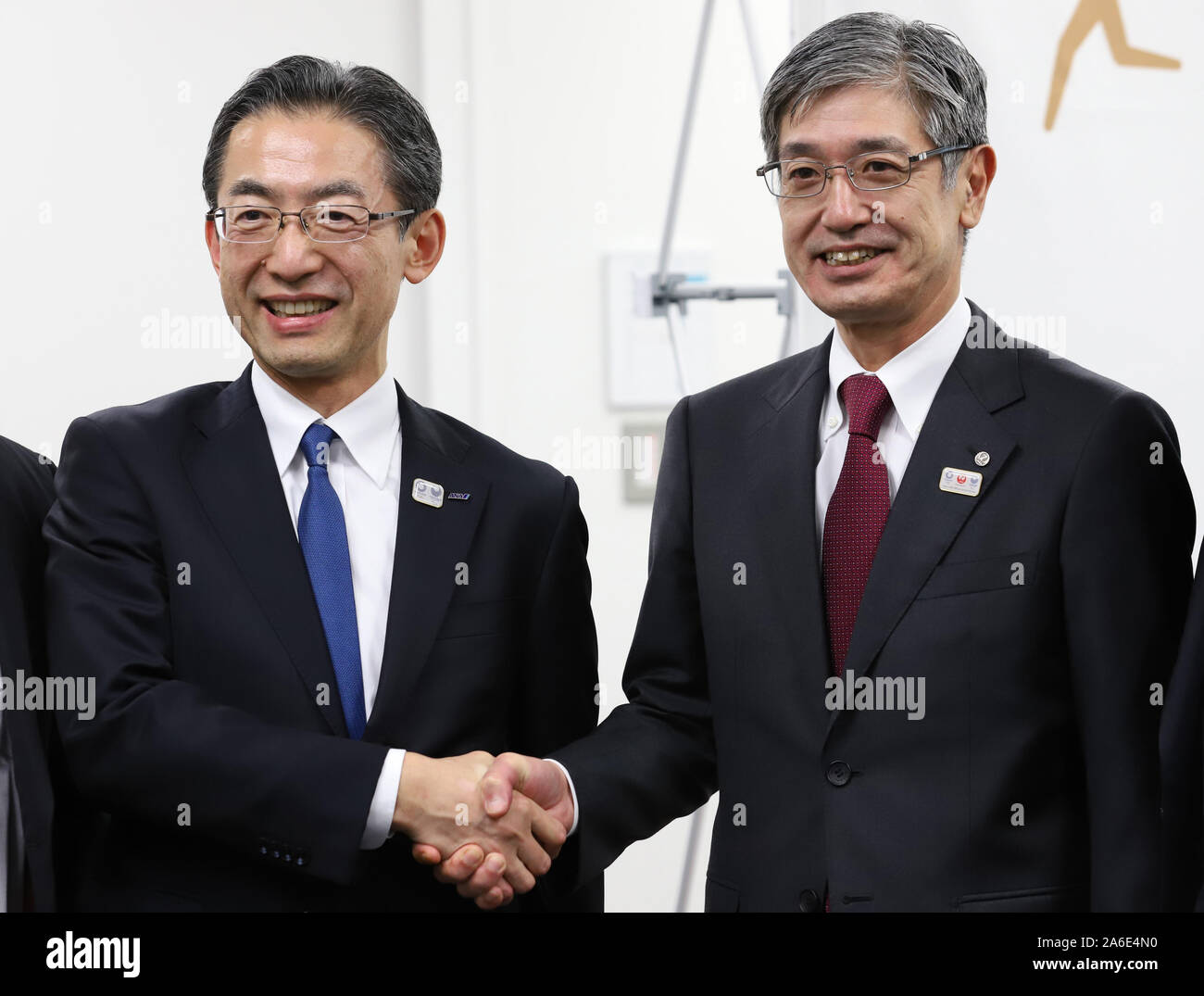Tokyo, Japan. 25th Oct, 2019. All Nippon Airways (ANA) president Yuji Hirako (L) shakes hands with Japan Airlines (JAL) president Yuji Akasaka (R) as they display the aircraft design to deliver Olympic flame from Greece in Tokyo on Friday, October 25, 2019. Judo Olympic gold medalist Tadahiro Nomura and women's wrestling Olympic goldmedalist saori Yoshida will carry Olympic flame back to Japan next March for Tokyo 2020 Olympics torch relay. Credit: Yoshio Tsunoda/AFLO/Alamy Live News Stock Photo
