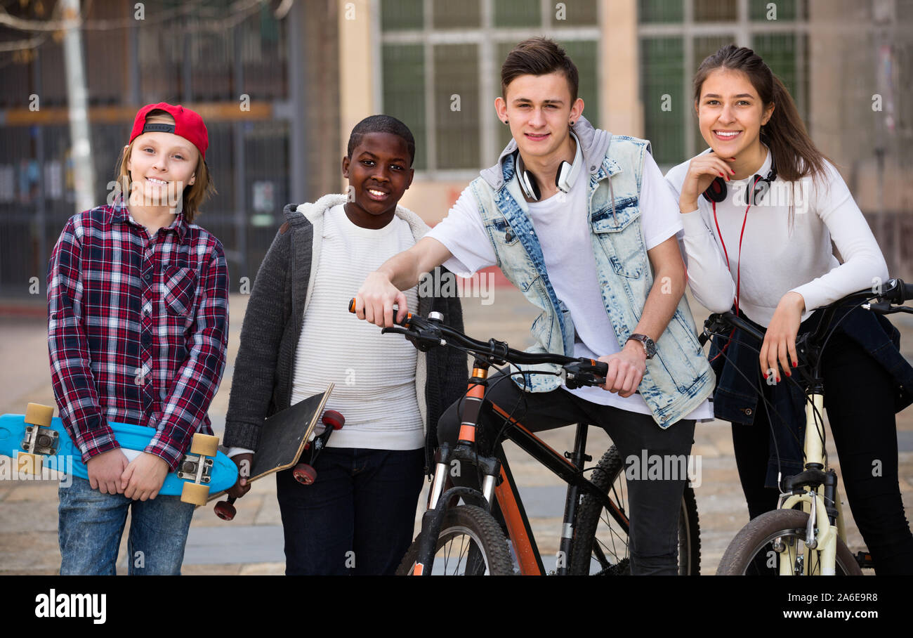 Teens posing hi-res stock photography and images - Alamy