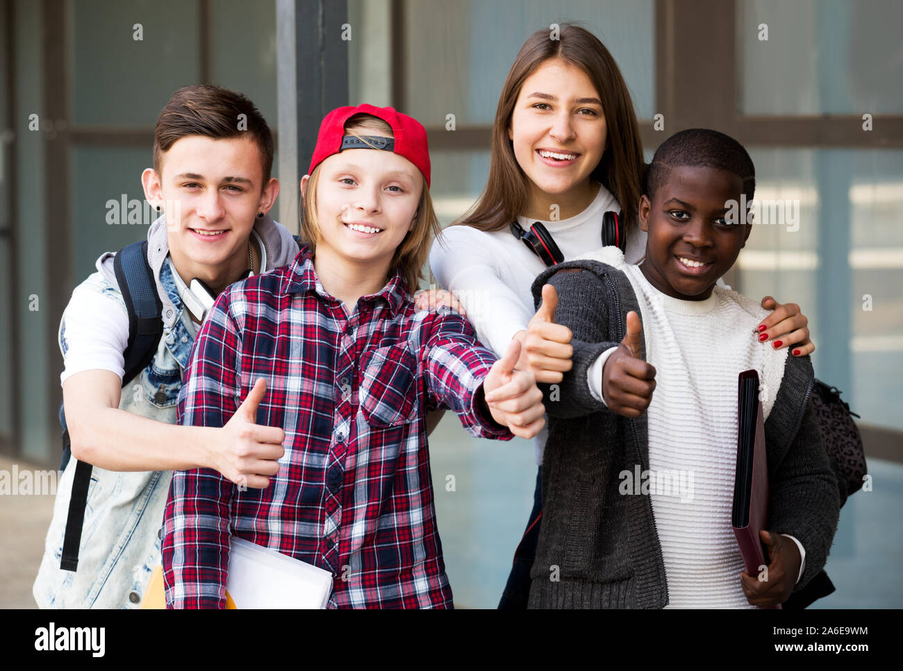 Group of teens posing hi-res stock photography and images - Alamy