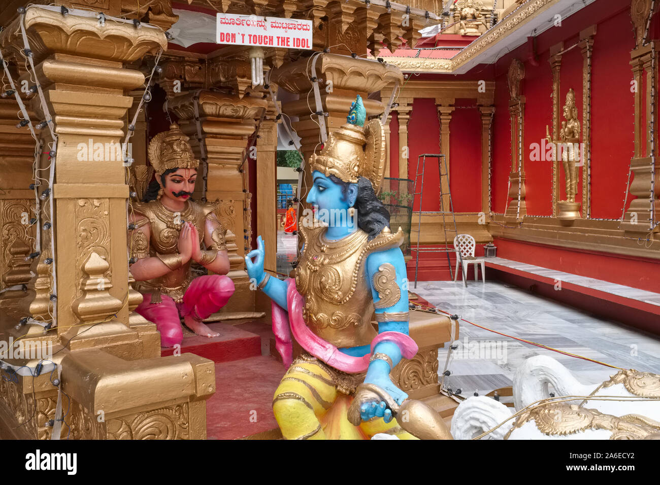 A scene from the Bhagavad Gita, Krishna instructing warrior Arjuna; in a display at Gokarnanatheshwara Temple, Kudroli, Mangalore, India Stock Photo