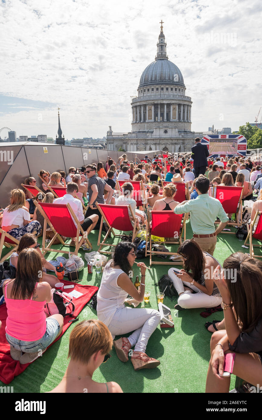 The Roof Terrace, One New Change, Nr St. Paul's Cathedral, London, UK. 10th July, 2015. Tennis fans watch the Wimbledon men's singles semi-final betwe Stock Photo