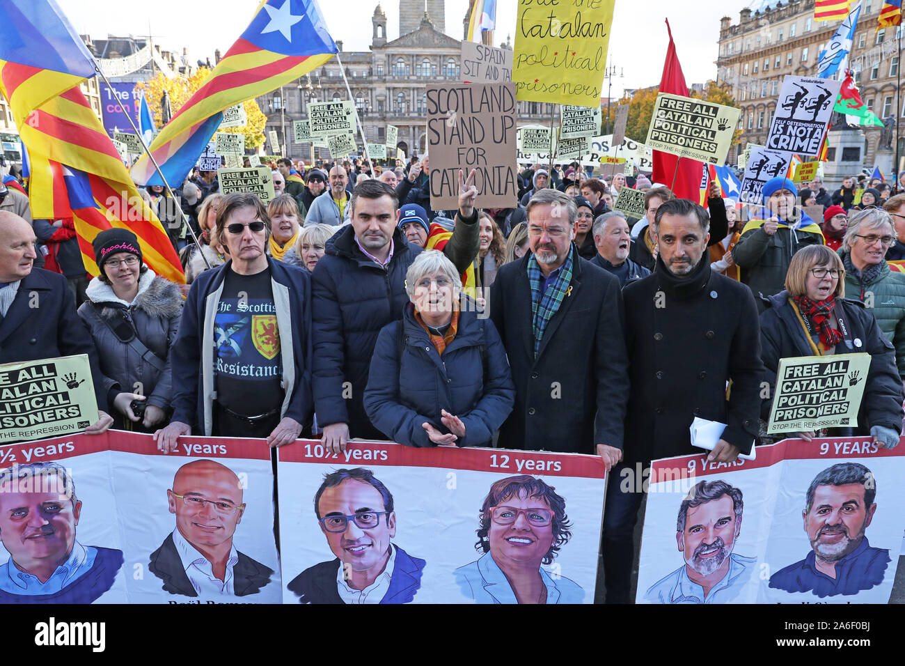 Former Catalan education minister Clara Ponsati (centre) joins protestors in support of Catalan political prisoners as they demonstrate in Glasgow, Scotland, after leading supporters of the independence were jailed in Spain. Stock Photo