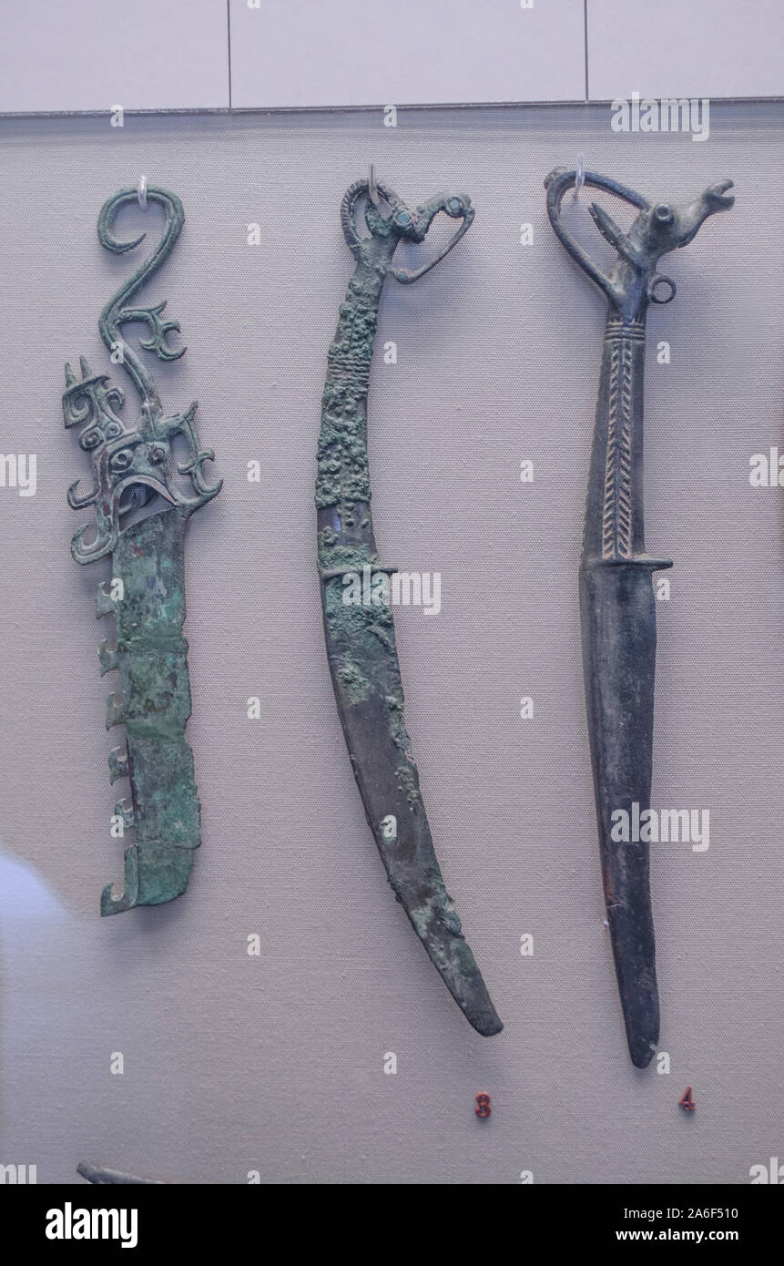 No 4: Bronze knife with a Ibex terminal, Shang or early Western Zhou