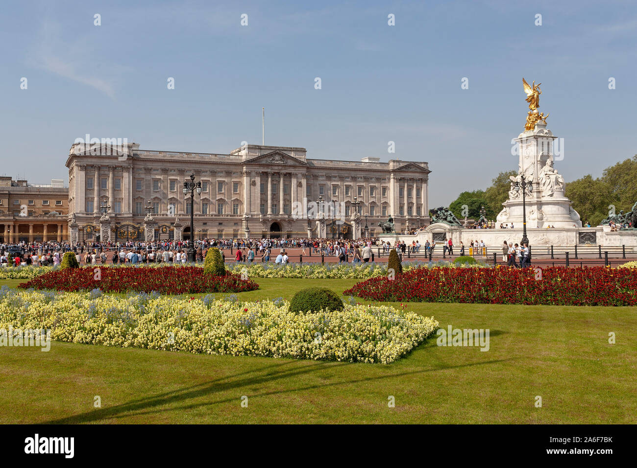 Statue outside buckingham palace hires stock photography and images