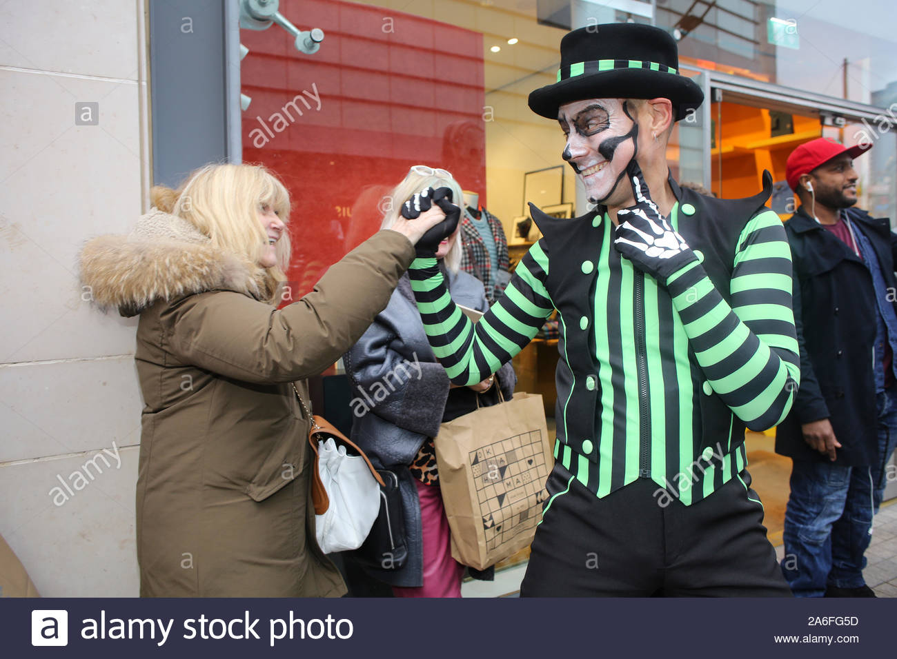 Manchester, UK, 26th October 2019.   Shoppers in central Manchester were treated to a taste of Halloween thus afternoon as members of the group Walk the Plank put on a special display of their abiliities to the delight of children and adults alike. Credit: Clearpix/Alamy Live News Stock Photo