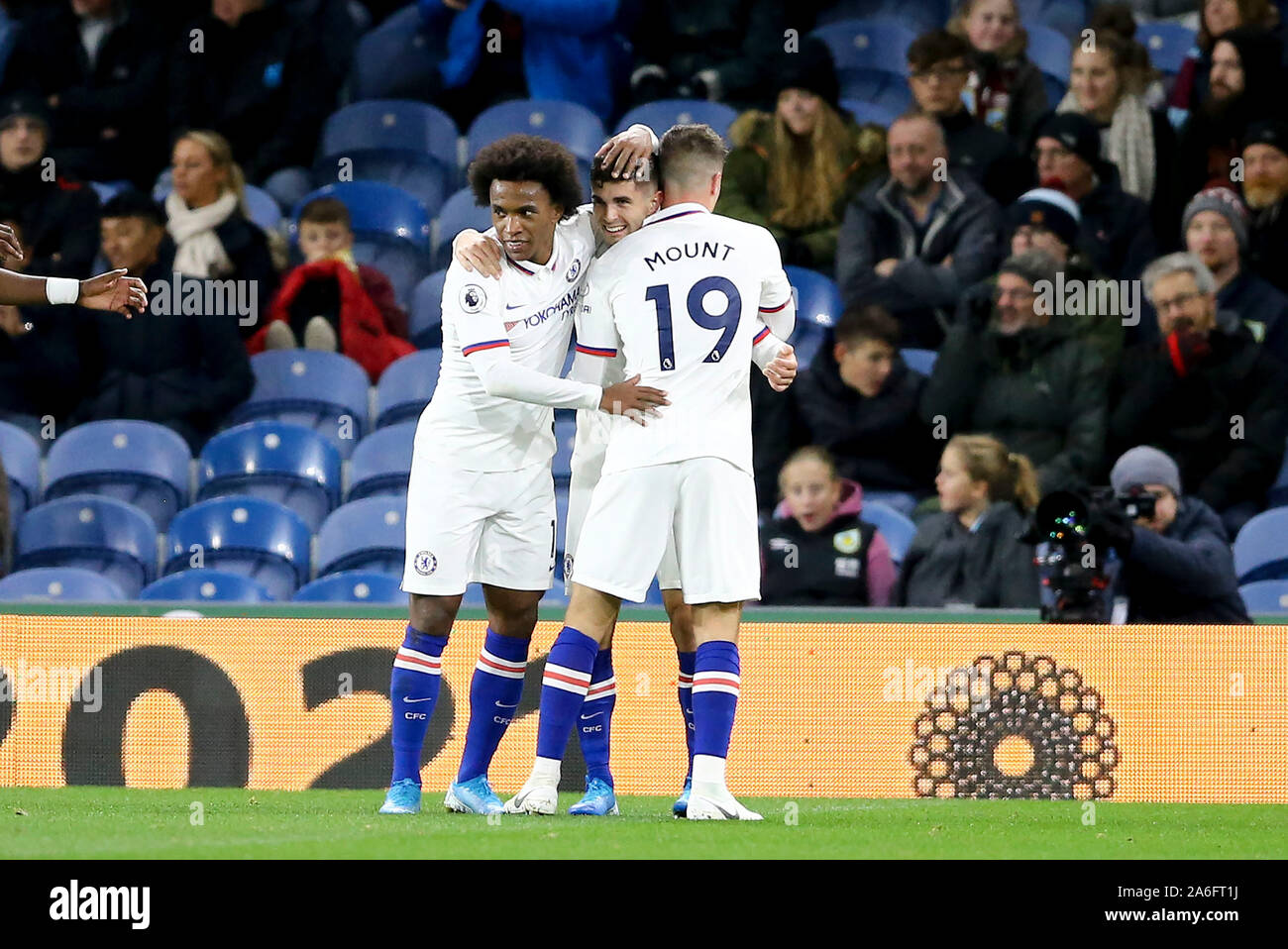 Burnley Uk 26th Oct 2019 Christian Pulisic Of Chelsea C Celebrates With His Teammates Willian And