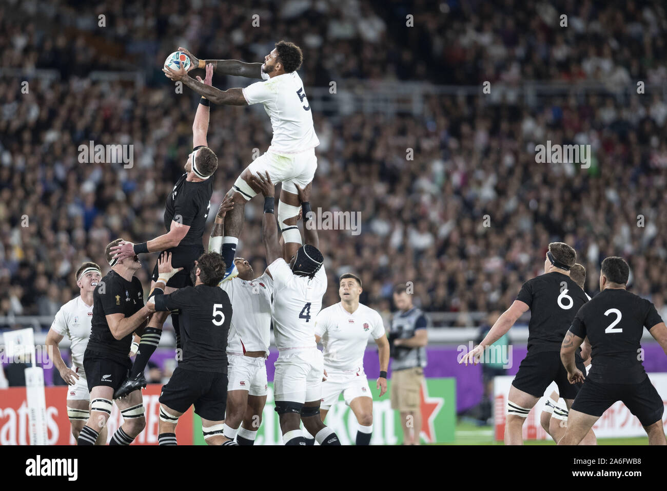 kanagawa-japan-26th-oct-2019-england-s-courtney-lawes-catches-the
