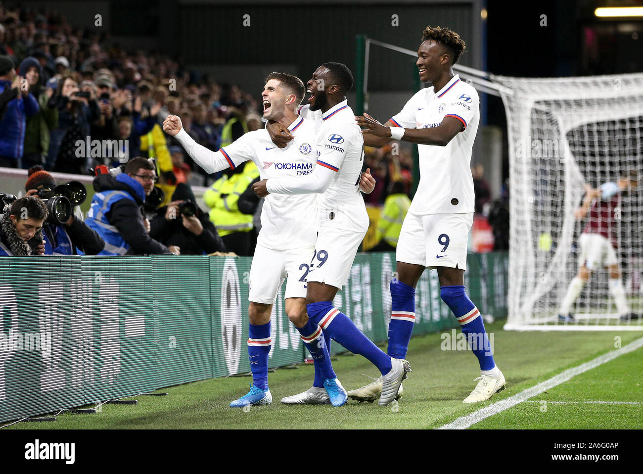 Burnley Uk 26th Oct 2019 Christian Pulisic Of Chelsea L Celebrates With His Teammates After Scoring