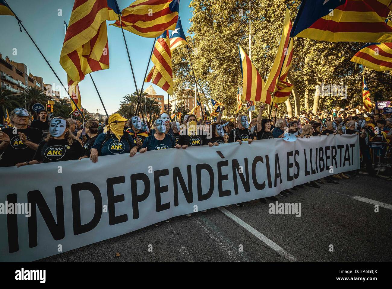 Barcelona, Spain. 26 October, 2019:  Catalan separatists march behind their banner as they demand 'freedom' after the Supreme Court's verdict against 9 of 12 Catalan leaders for sedition, misuse of public funds and desobedience in relation with a banned referendum on secession and an independence vote at the Catalan Parliament in October 2017. Stock Photo