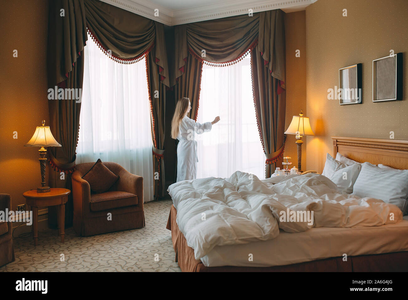Bussiness people check in hi-res stock photography and images - Alamy