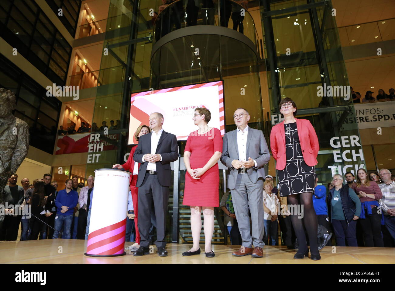 Germany, Berlin, 10/26/2019.Lars Klingbeil, Malu Dreyer, Dietmar Nietan, Olaf Scholz and Klara Geywitz and Norbert Walter-Borjans and Saskia Esken in the SPD headquarters in Berlin. The SPD members elect Federal Finance Minister Olaf Scholz and Klara Geywitz just ahead of Norbert Walter-Borjans and Saskia Esken for the SPD presidency. The race for the SPD presidency goes into the runoff election in November: the two candidates will then be elected at the party congress. Stock Photo