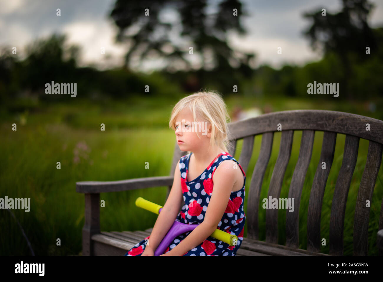 Little Girl Cold and Alone on Curb Stock Photo - Image of dirty, lonely:  32873334