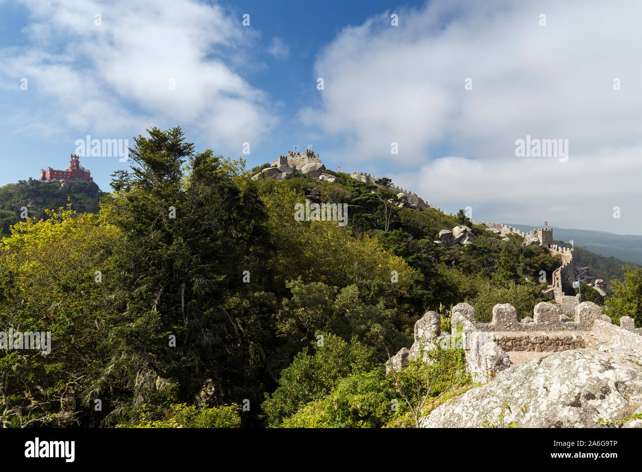 https://c8.alamy.com/comp/2A6G9TP/scenic-view-of-the-pena-palace-palacio-da-pena-and-medieval-hilltop-castle-castelo-dos-mouros-the-castle-of-the-moors-in-sintra-portugal-2A6G9TP.jpg