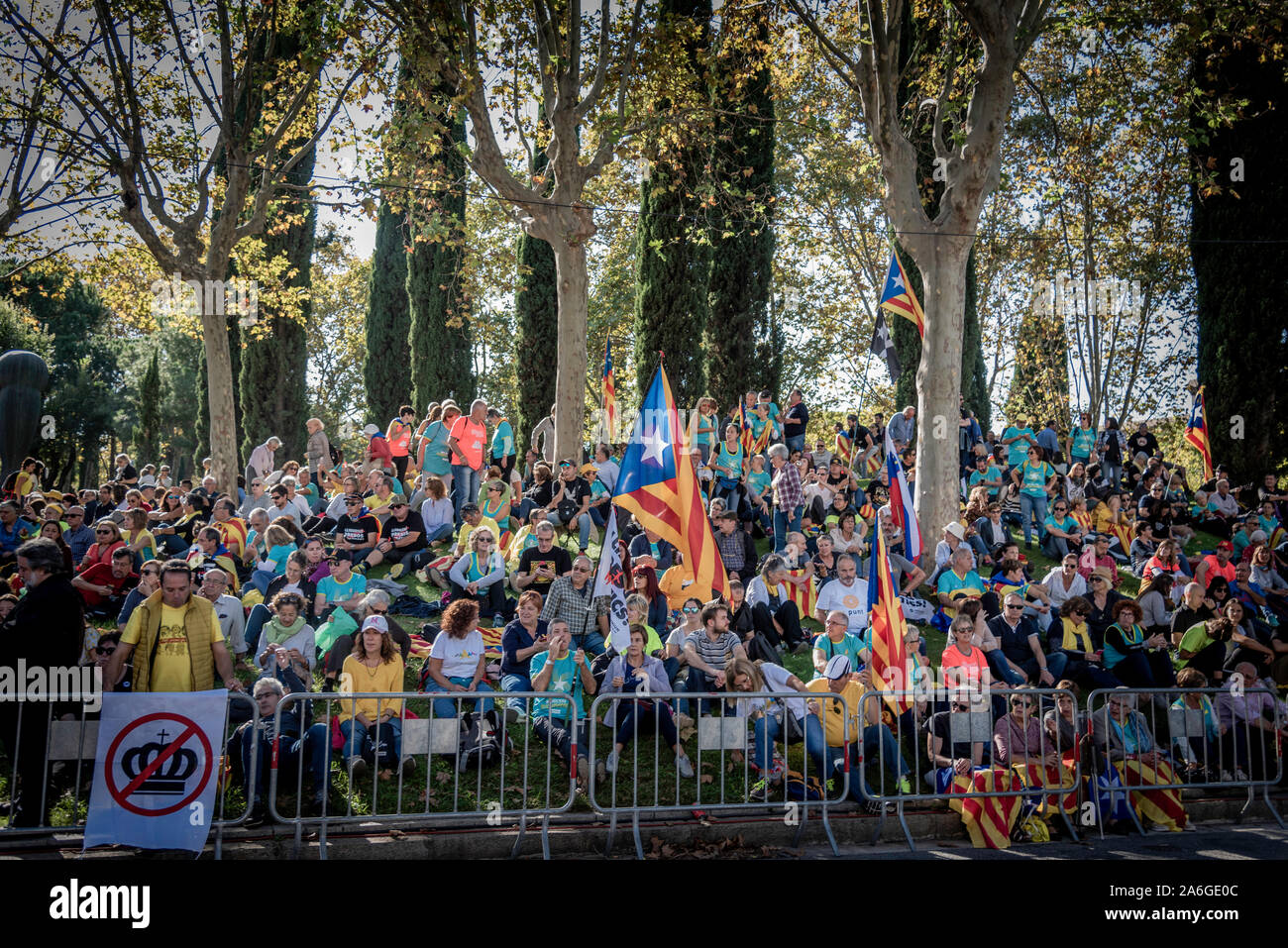 Barcelona Cataluña el dia 26 de octubre 2019 la asociaciones separatista se manifiesta en Barcelona con el lema libertad políticos presos BCN 2019 Stock Photo