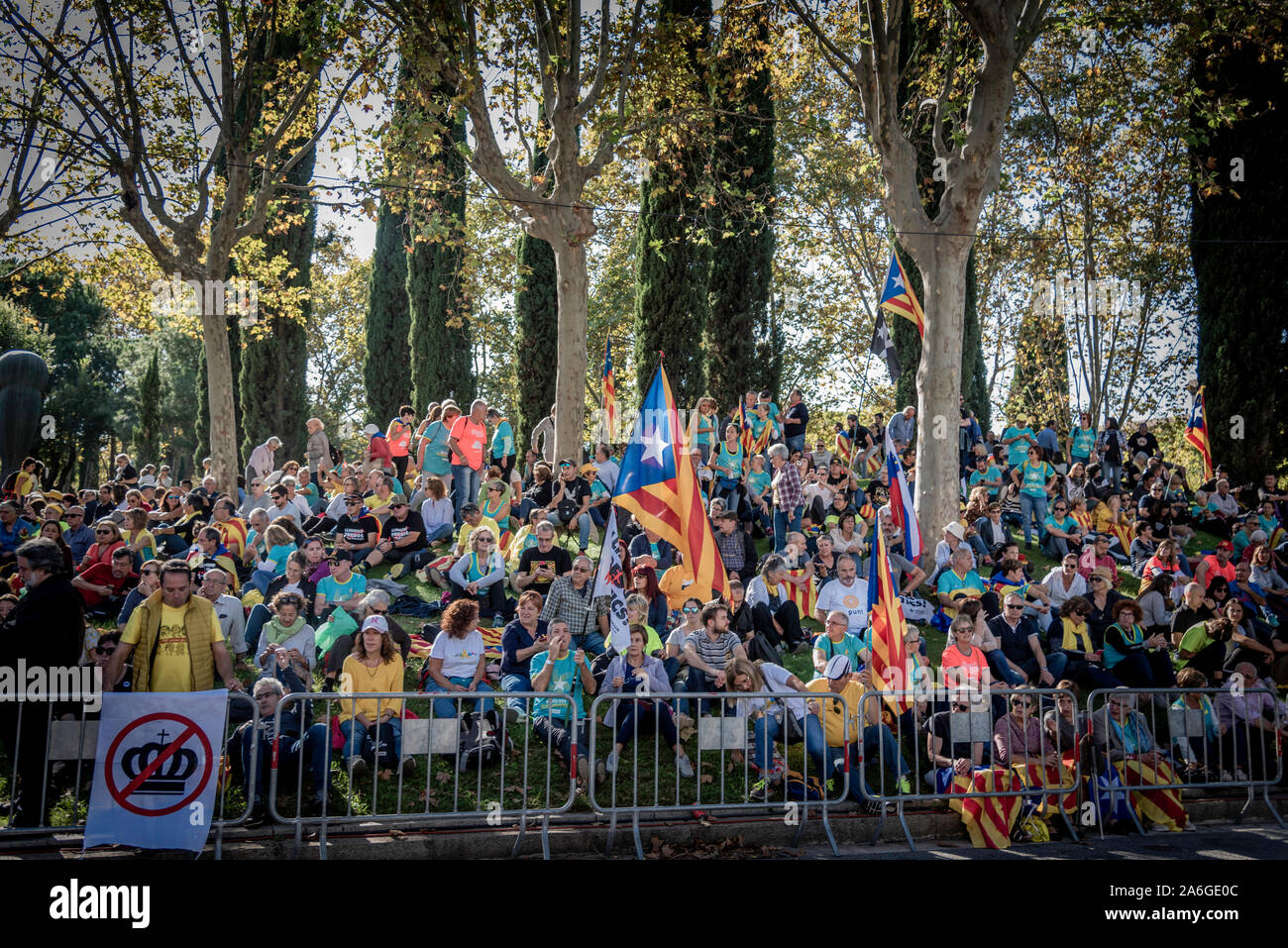 Barcelona Cataluña el dia 26 de octubre 2019 la asociaciones separatista  se manifiesta en Barcelona con el lema libertad políticos presos  BCN 2019 Stock Photo