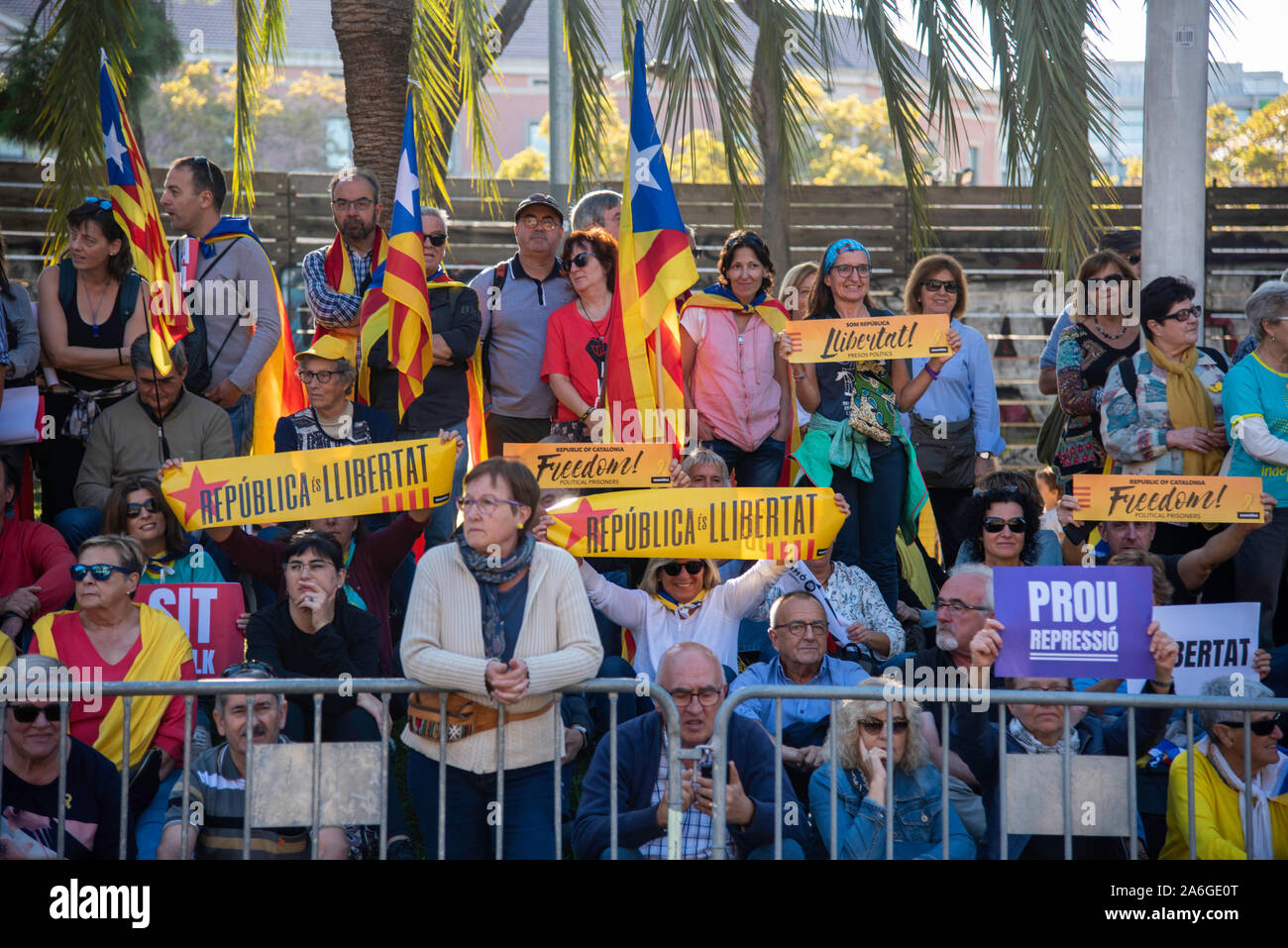 Barcelona Cataluña el dia 26 de octubre 2019 la asociaciones separatista  se manifiesta en Barcelona con el lema libertad políticos presos  BCN 2019 Stock Photo