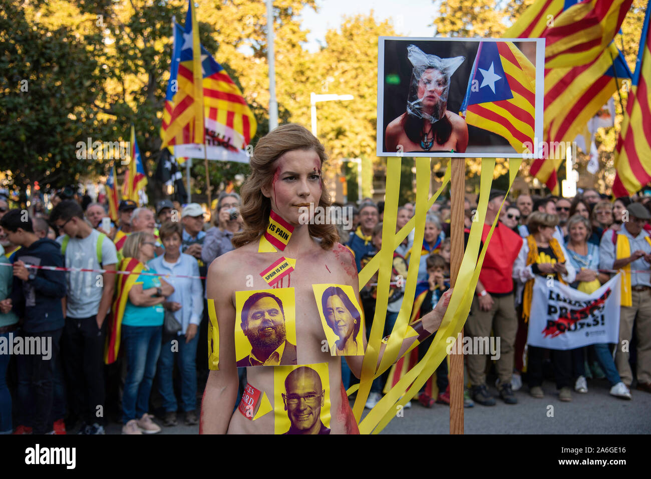 Barcelona Cataluña el dia 26 de octubre 2019 la asociaciones separatista  se manifiesta en Barcelona con el lema libertad políticos presos  BCN 2019 Stock Photo