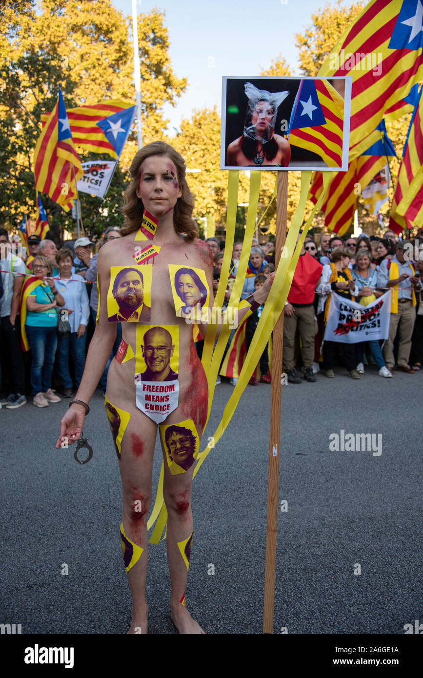 Barcelona Cataluña el dia 26 de octubre 2019 la asociaciones separatista  se manifiesta en Barcelona con el lema libertad políticos presos  BCN 2019 Stock Photo