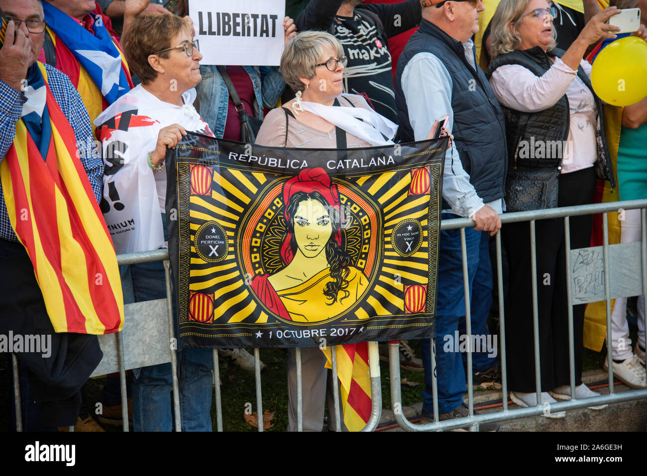 Barcelona Cataluña el dia 26 de octubre 2019 la asociaciones separatista  se manifiesta en Barcelona con el lema libertad políticos presos  BCN 2019 Stock Photo